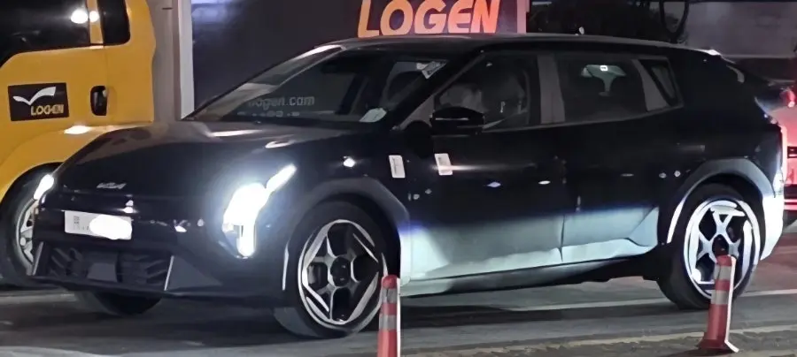 Kia EV4 사진 1