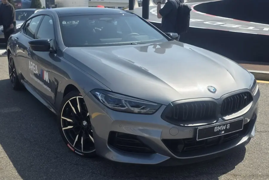 BMW 8 Series 사진 1