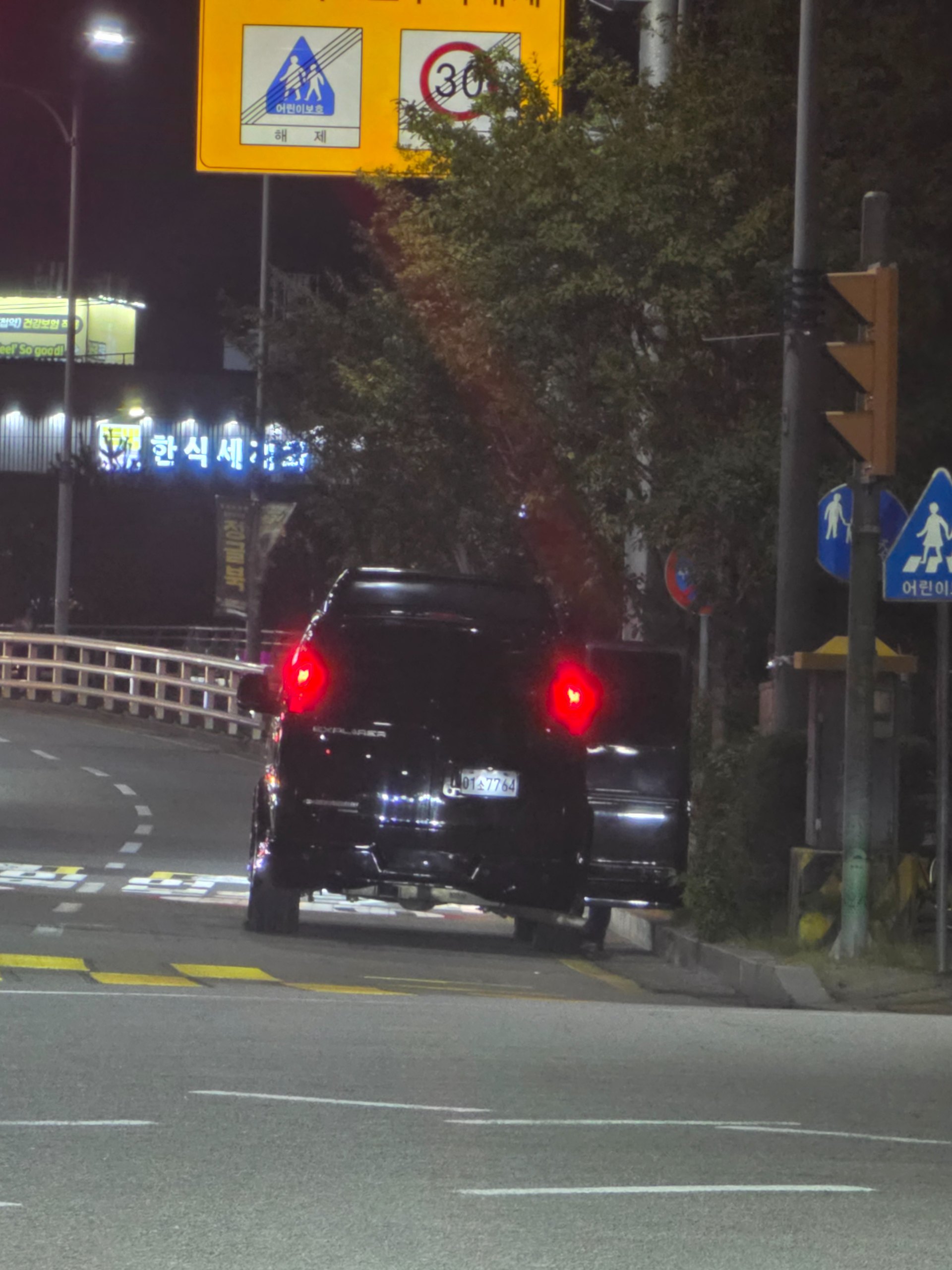 병원 끝나고 지인분 가게 가는길에 본 차 첨부 이미지