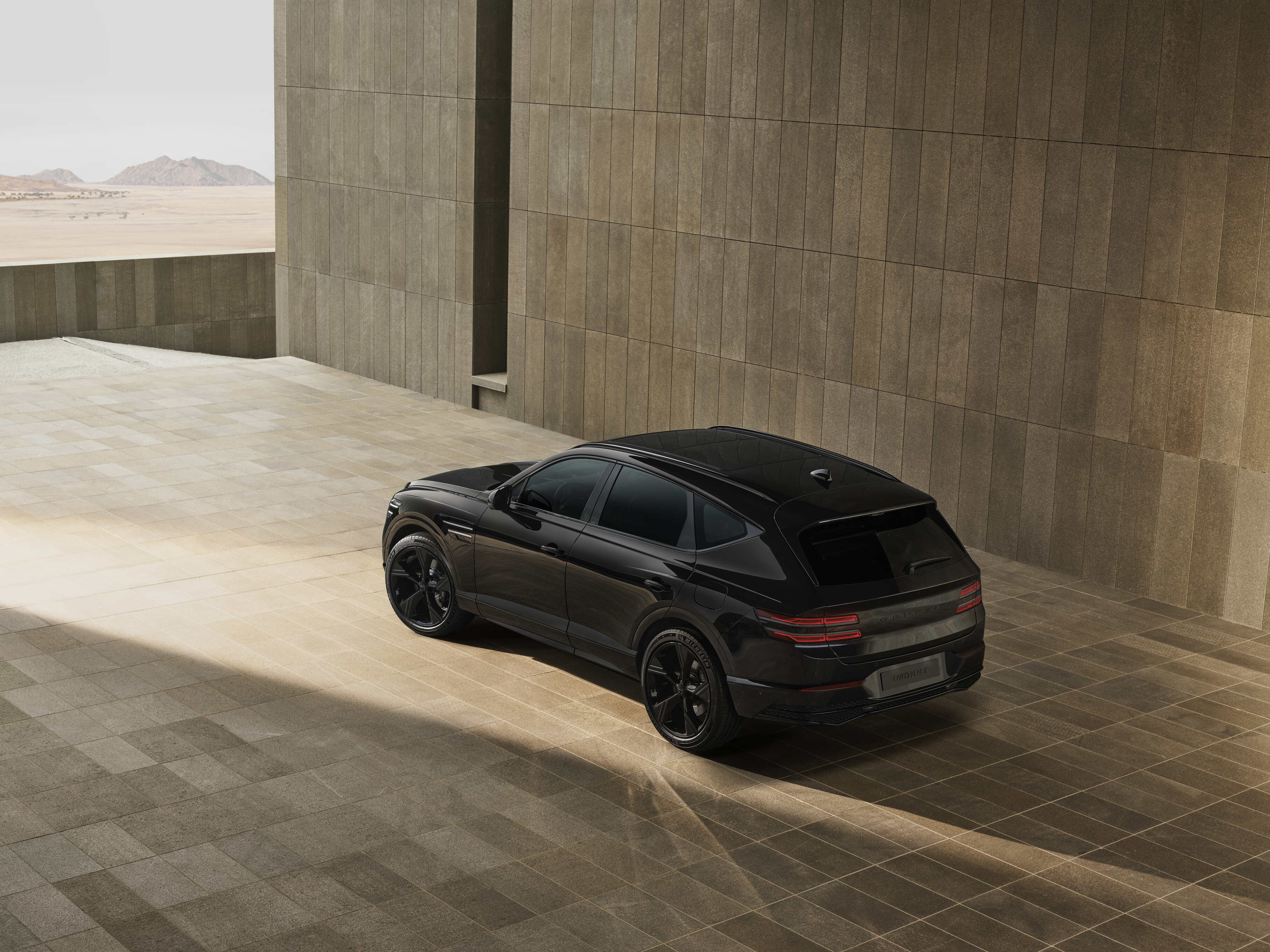 07-gv80-black-exterior-toprear-.jpg